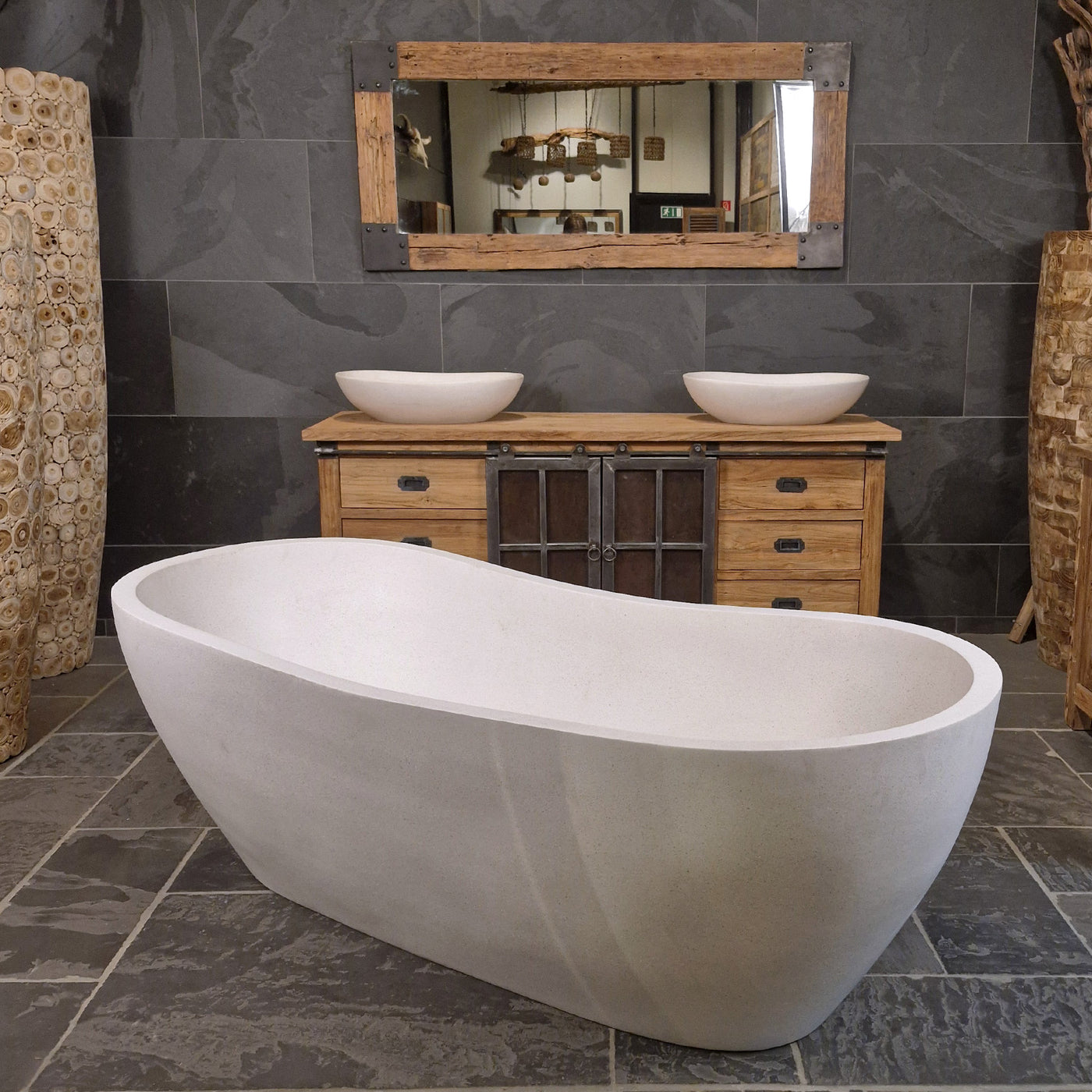 Freistehende Badewanne aus Terrazzo in gebrochenem Weiß, 180x80x58 cm, elegante Badgestaltung von THALASA