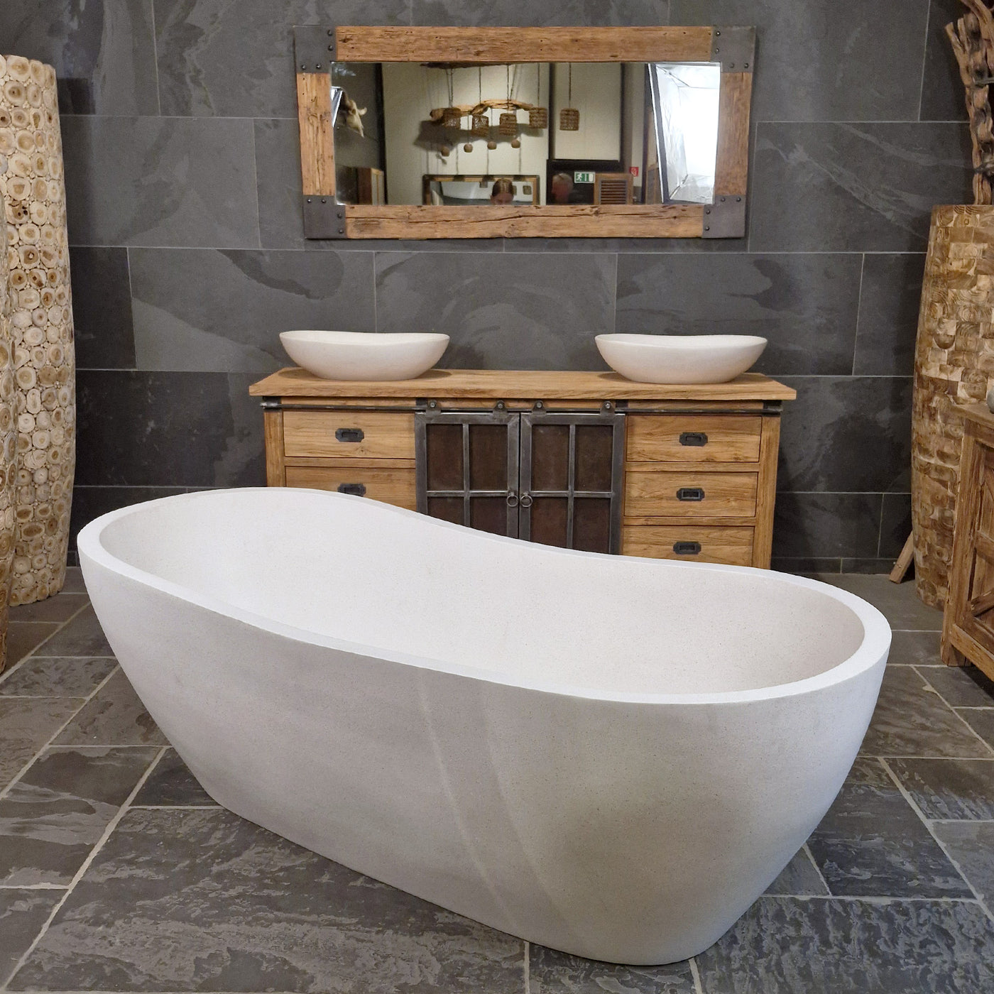 Freistehende Badewanne aus Terrazzo in gebrochenem Weiß, Badgestaltung von THALASA, 180x80x58 cm