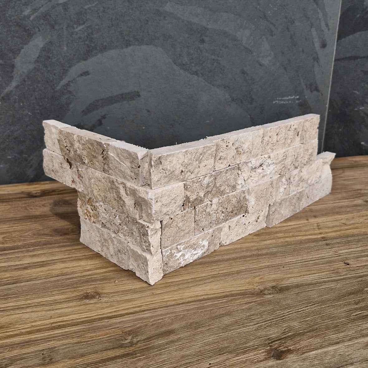 Naturstein Verblender aus Travertin-Mix, Muster, Eckstück für Wandgestaltung, natürliche Textur und warme Erdtöne sichtbar.