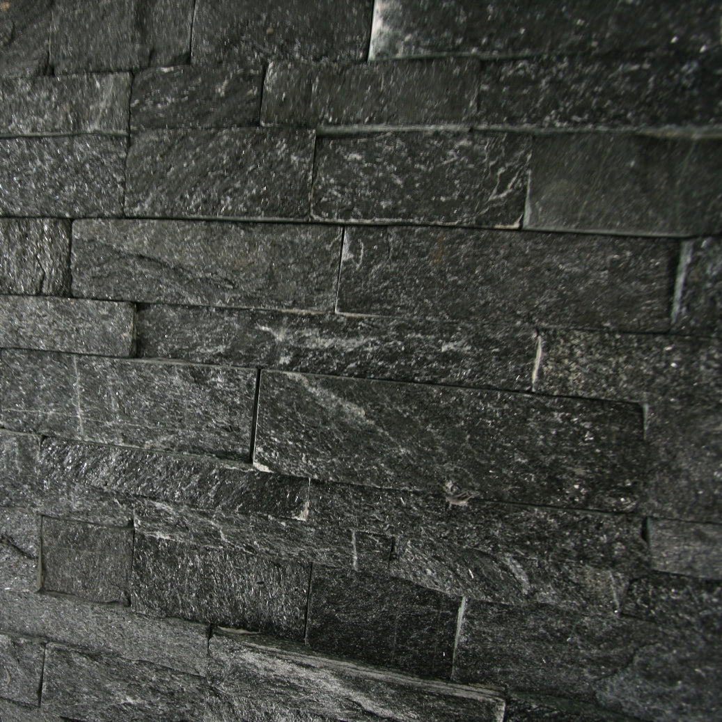 Schwarzer Quarzit Naturstein Verblender für Wandverkleidung, hochwertige Riemchen für stilvolle Raumgestaltung