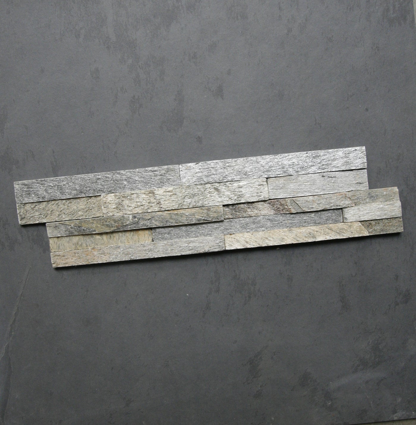 Muster Naturstein Verblender aus Quarzit Silver Shine, Wandverkleidung mit schimmerndem Schiefer-Effekt für elegante Raumgestaltung