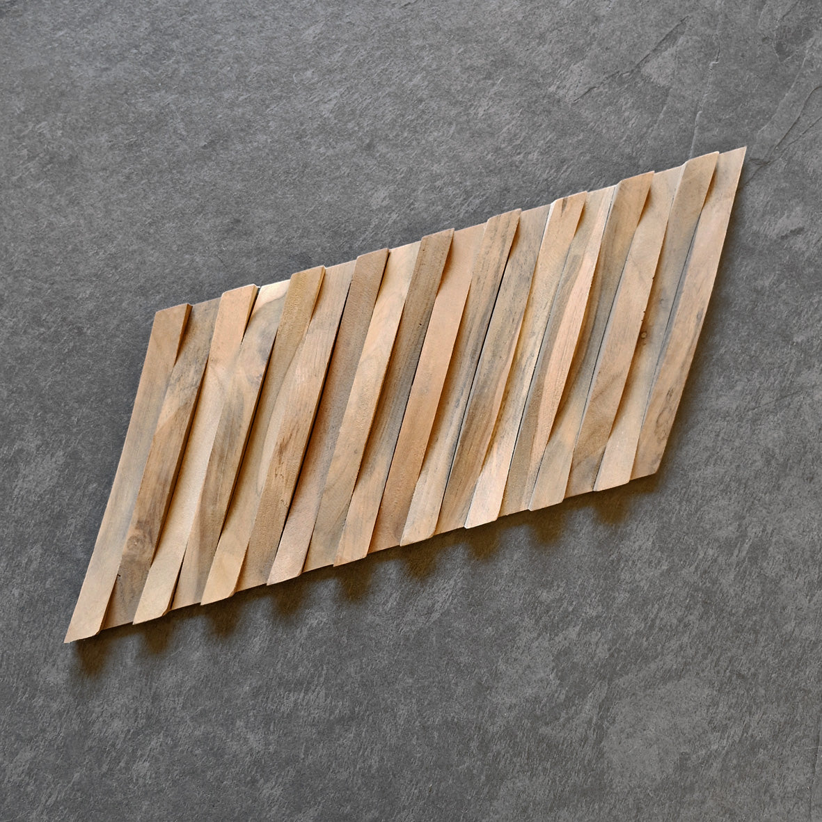 WAVE Holzverblender aus Teakholz, natürliche Oberfläche, ideal für dekorative Wandgestaltung, langlebig und stilvoll