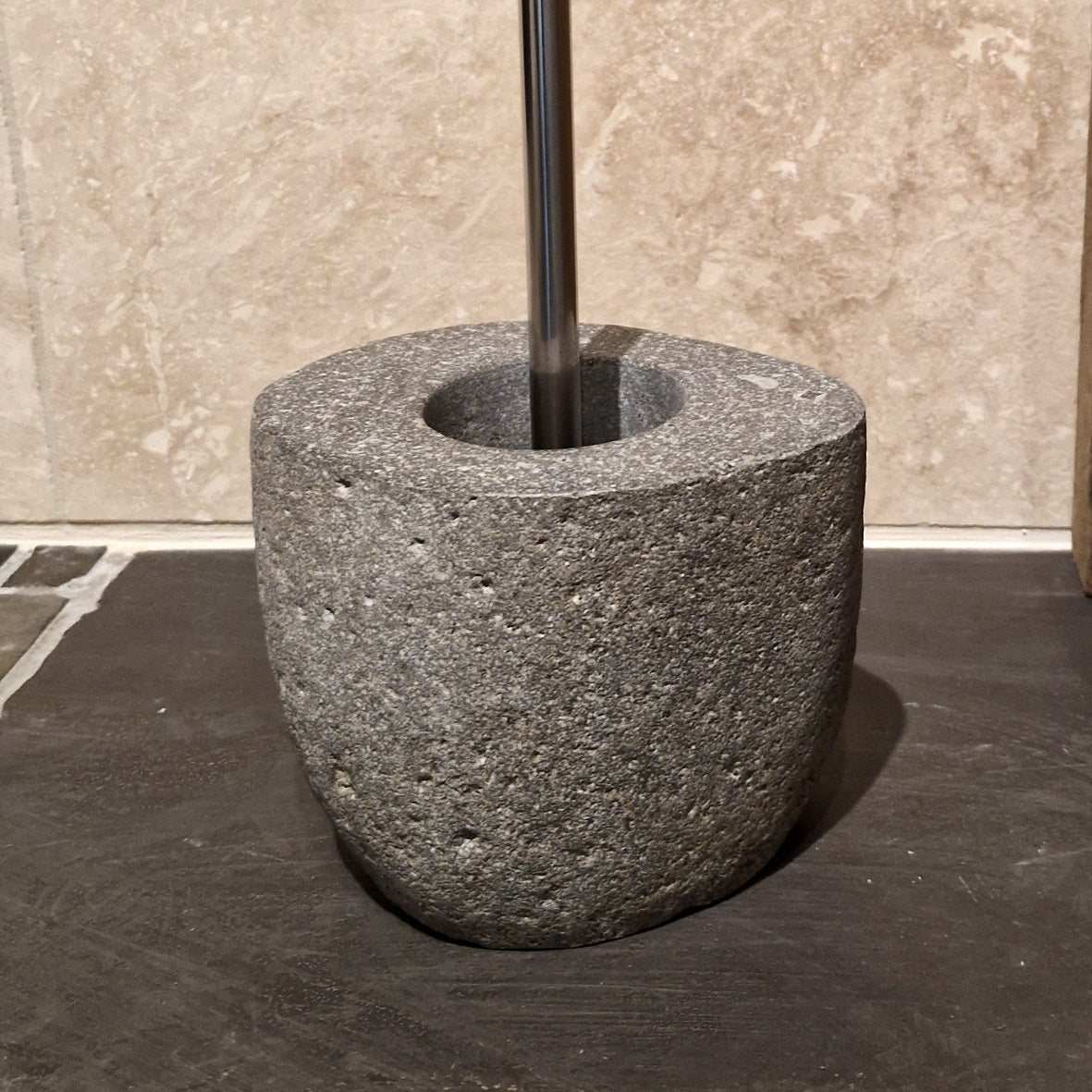 Schöner Flussstein als Badgestaltung-Element, passend für WC-Bürstenhalter, sichtbar im Badezimmer.