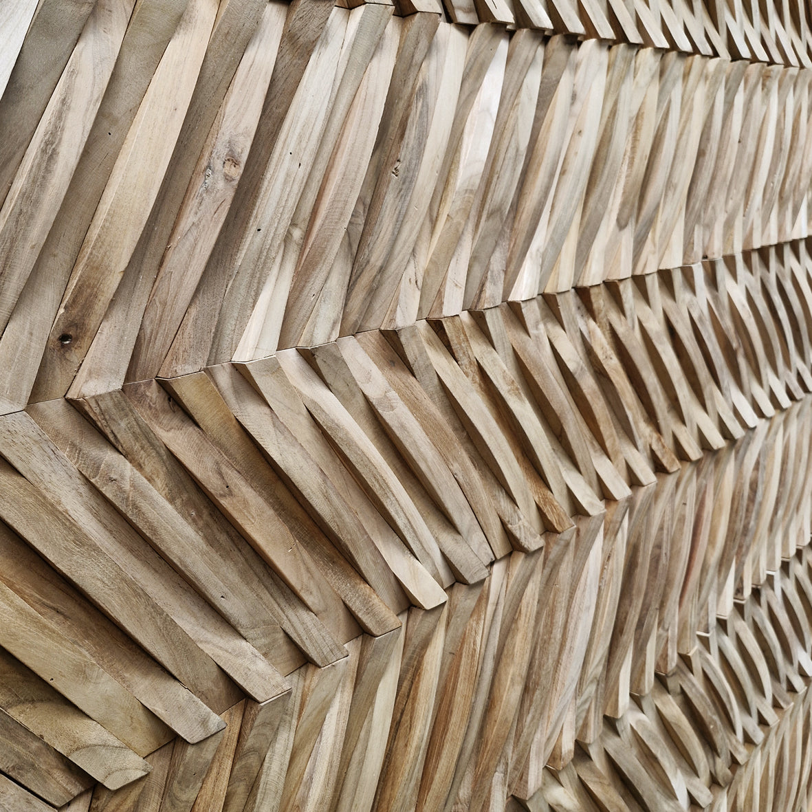 Holzverblender aus Teakholz von WAVE, detailreiche Textur, natürliche Holzmaserung, dekorative Wandverkleidung