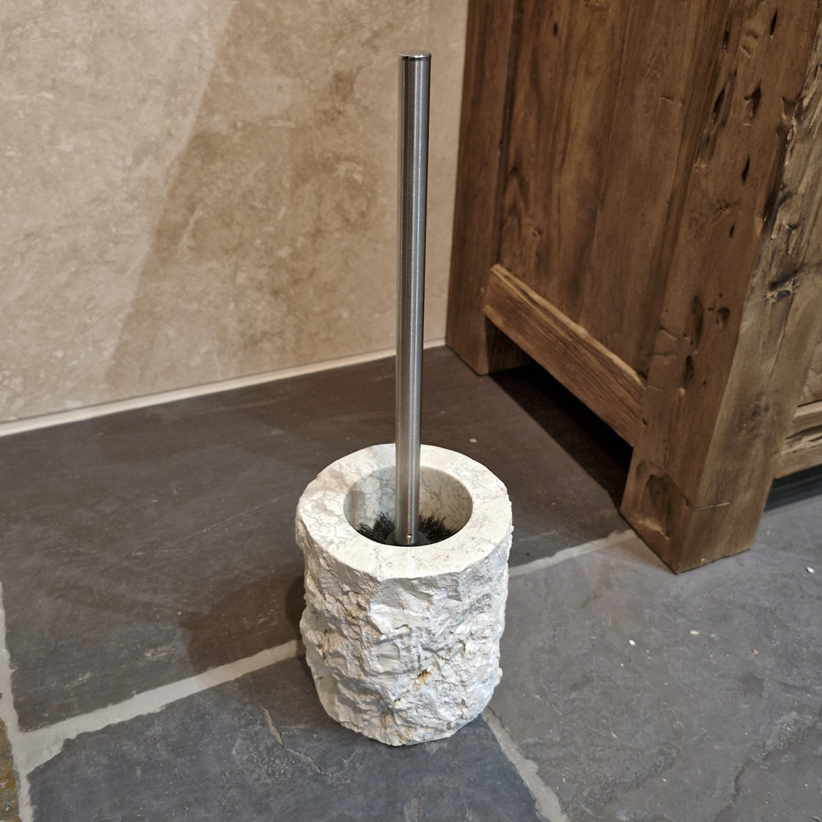 Beiger WC-Bürstenhalter aus Marmor für die Badgestaltung, modernes Design und hochwertige Verarbeitung.