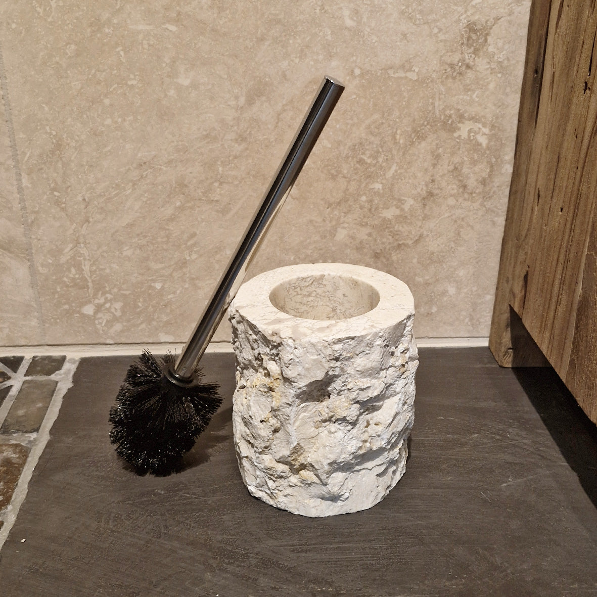 Beiger WC-Bürstenhalter aus Marmor für Badgestaltung, stilvolle Badaccessoires, langlebiges Material, elegantes Badezimmer-Design