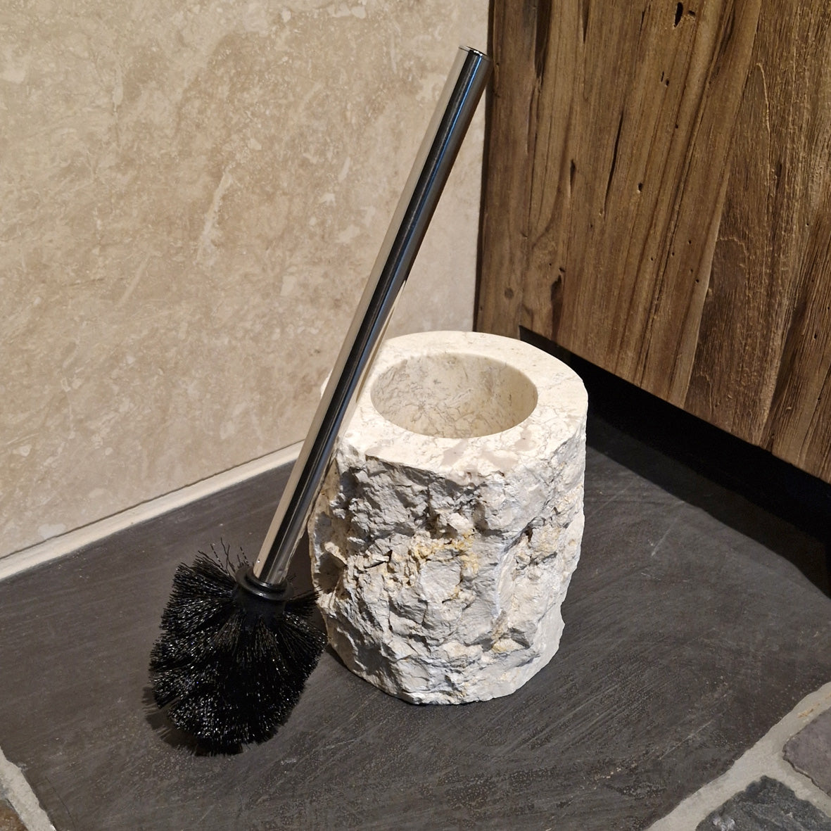 Beiger WC-Bürstenhalter aus Marmor für Badgestaltung, elegante Badaccessoire mit stilvoller Marmoroptik.