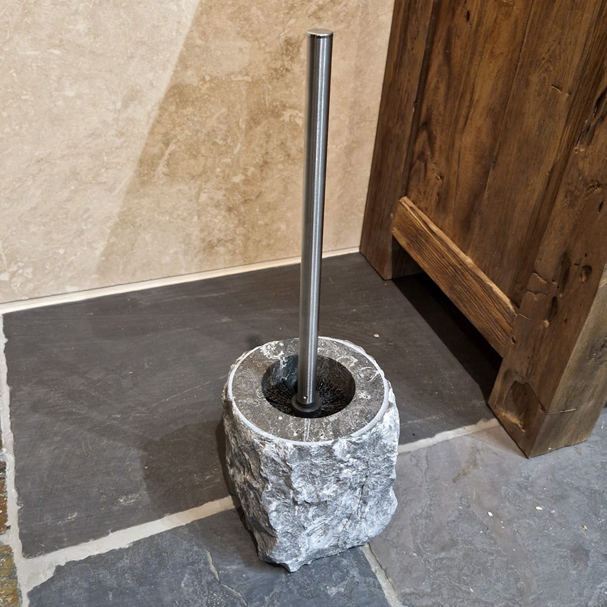 WC Bürstenhalter aus schwarzem Marmor, elegante Badgestaltung mit stilvollem, glatten Marmor-Design.