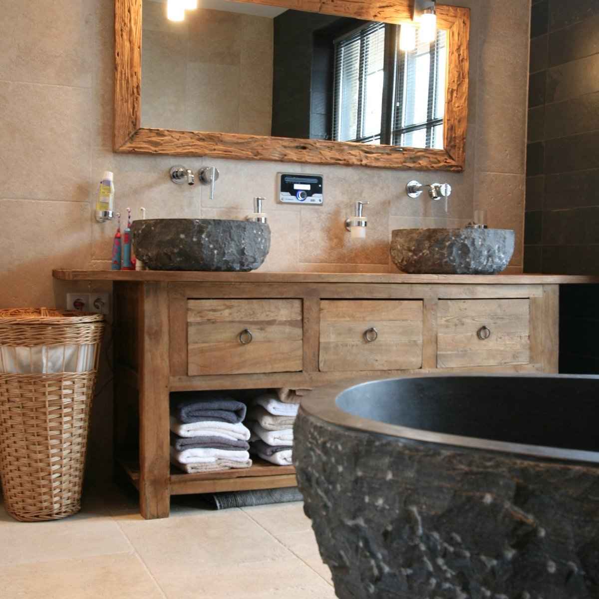 Freistehende Badewanne aus Blaustein, perfekt für moderne Badgestaltung, von NEPTUNIS, zeigt die elegante Badewanne im Badezimmer.