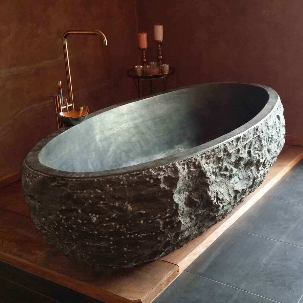 Freistehende Badewanne aus Blaustein für moderne Badgestaltung, zeigt die elegante, runde Badewanne in einem stilvollen Badezimmer.