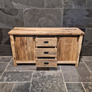 Badezimmerschrank aus recyceltem Teakholz, handgefertigter Unterschrank mit zwei Schiebetüren und drei Schubladen, rustikales Design mit Metallelementen, Maße 150 x 47 x 80 cm, einzigartiges Naturprodukt