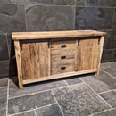 Badezimmerschrank aus recyceltem Teakholz, handgefertigter Unterschrank mit zwei Schiebetüren und drei Schubladen, rustikales Design mit Metallelementen, Maße 150 x 47 x 80 cm, einzigartiges Naturprodukt