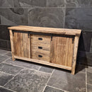 Badezimmerschrank aus recyceltem Teakholz, handgefertigter Unterschrank mit zwei Schiebetüren und drei Schubladen, rustikales Design mit Metallelementen, Maße 150 x 47 x 80 cm, einzigartiges Naturprodukt