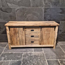Badezimmerschrank aus recyceltem Teakholz, handgefertigter Unterschrank mit zwei Schiebetüren und drei Schubladen, rustikales Design mit Metallelementen, Maße 150 x 47 x 80 cm, einzigartiges Naturprodukt