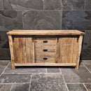 Badezimmerschrank aus recyceltem Teakholz, handgefertigter Unterschrank mit zwei Schiebetüren und drei Schubladen, rustikales Design mit Metallelementen, Maße 150 x 47 x 80 cm, einzigartiges Naturprodukt