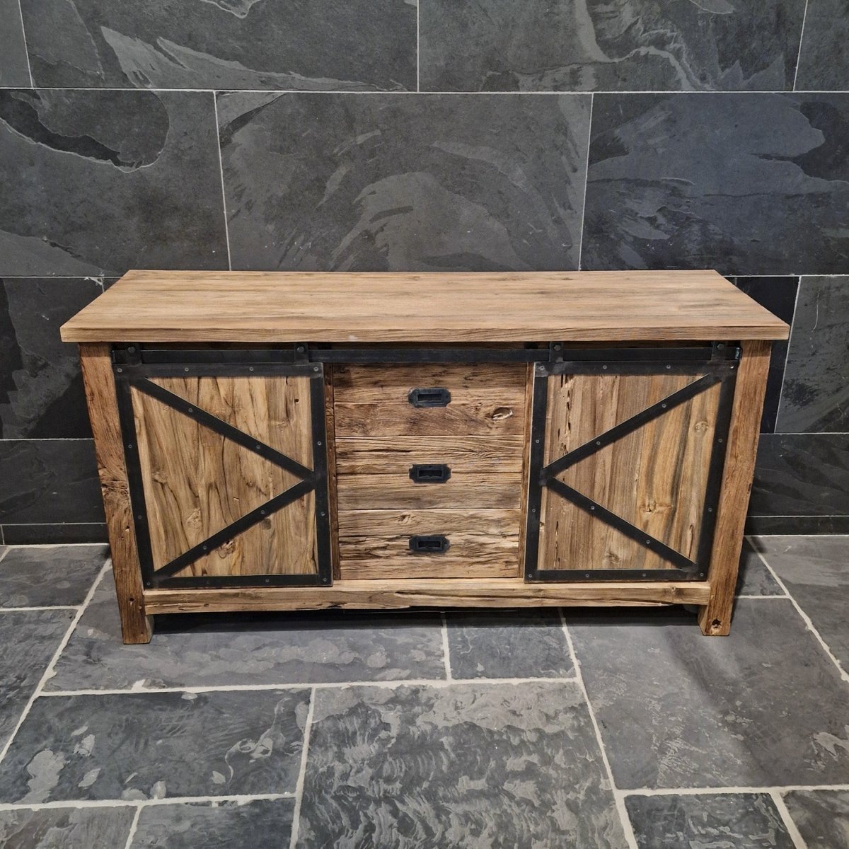 Teakholz Badunterschrank von OTARA mit zwei Türen und drei Schubladen, langlebiges und natürliches Design für Badezimmer.