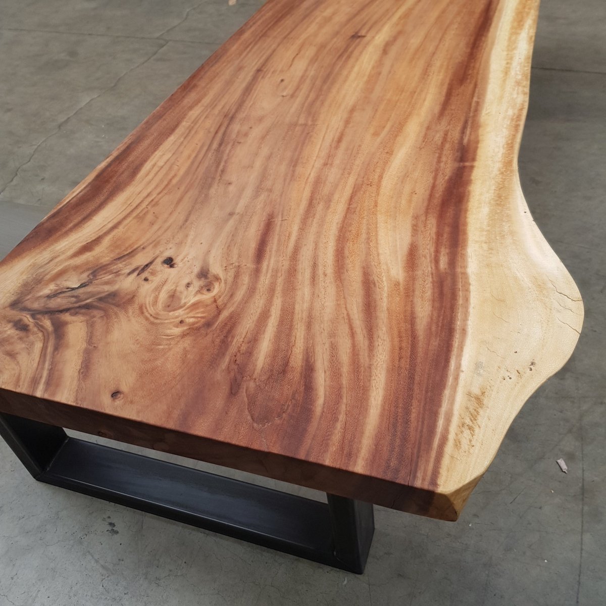 Massive Suar Holz Waschtischplatte mit Naturkante, 240 oder 310 cm, für Badgestaltung, von Esszimmertisch