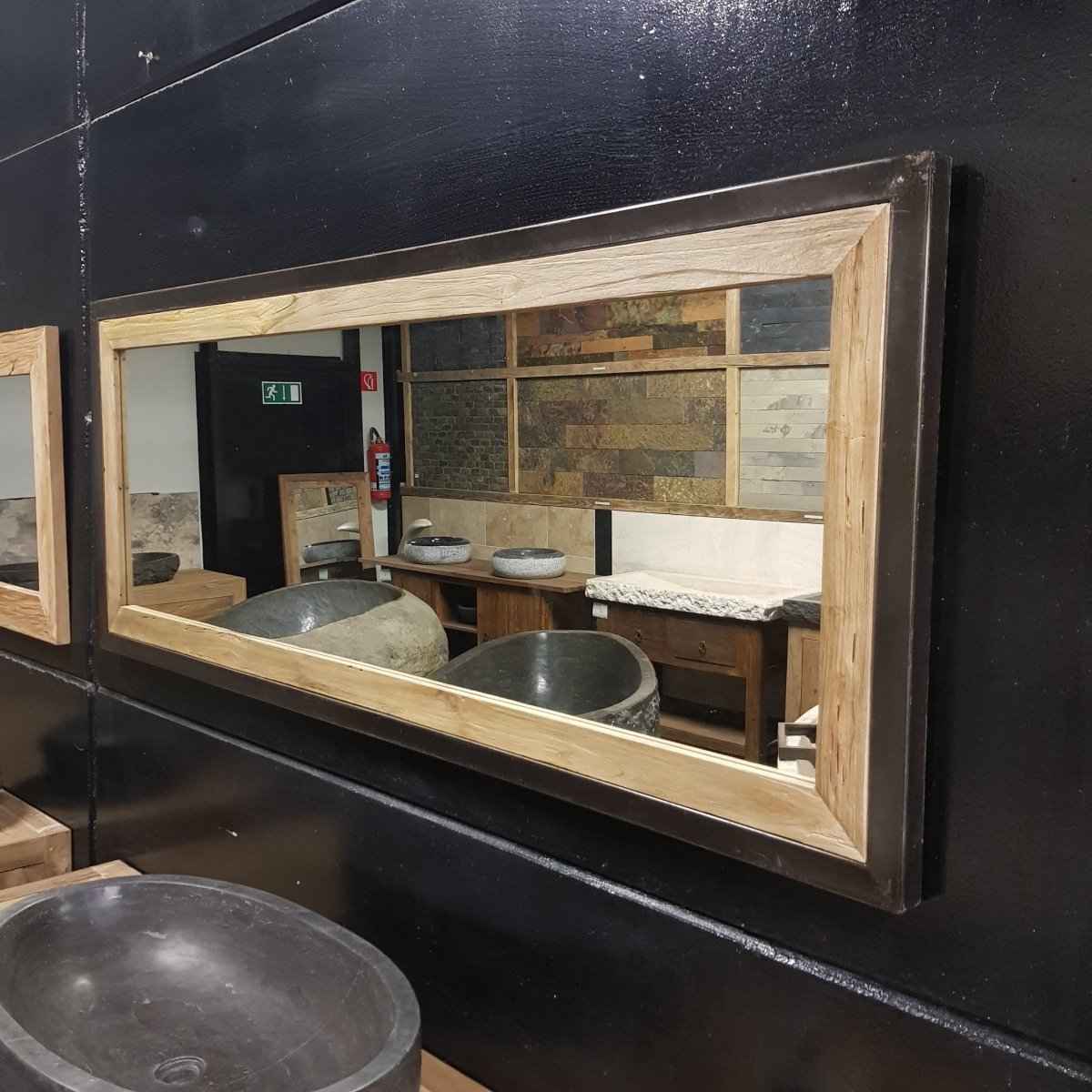 Moderner Badspiegel aus recyceltem Teakholz mit Metallrahmen, in verschiedenen Größen für stilvolle Badgestaltung.