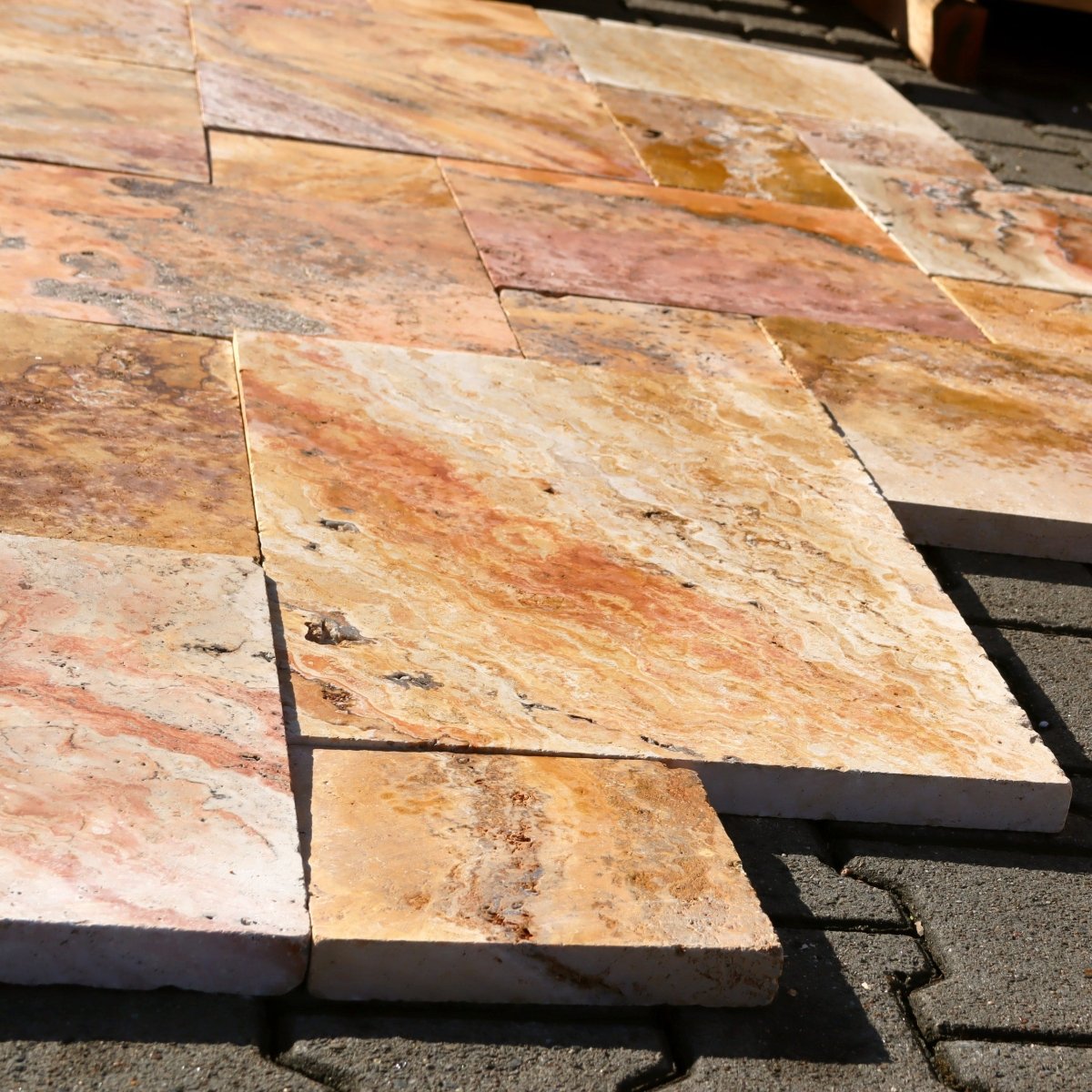 Terrassenplatten aus Travertin Scabas Antik Gold mit Muster, natürliche Steinstruktur, wetterbeständig für elegante Außenbereiche