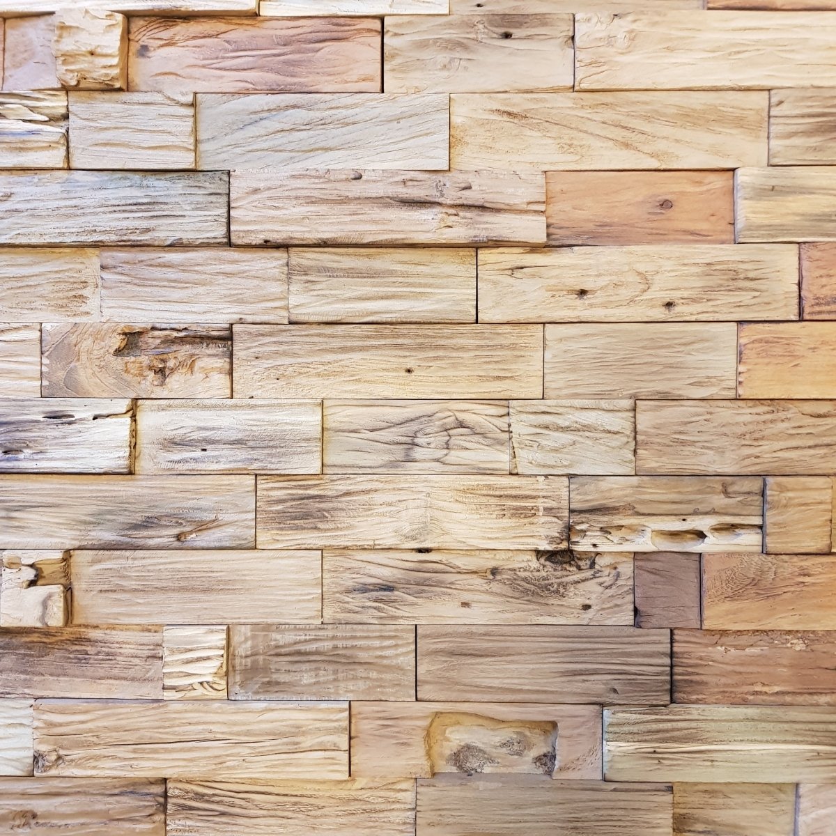 Holzpaneele aus Teakholz als Verblender von MONDO, gezeigte Oberfläche mit natürlicher Maserung und warmem Holzton