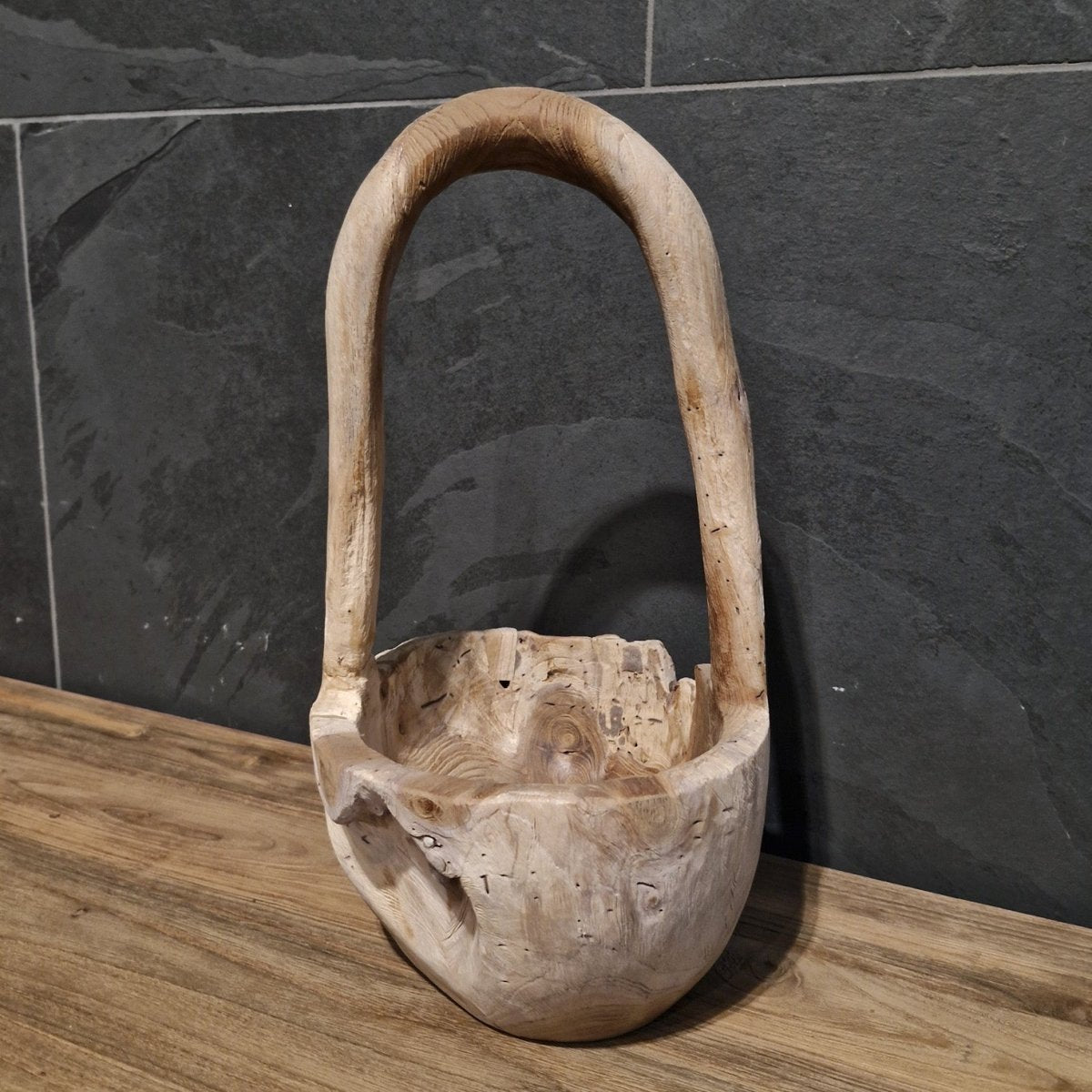 Dekorative Badgestaltung aus Teakholz, von Körbchen, zeigt eine elegante Teakholz-Dekorationsfigur für das Badezimmer.