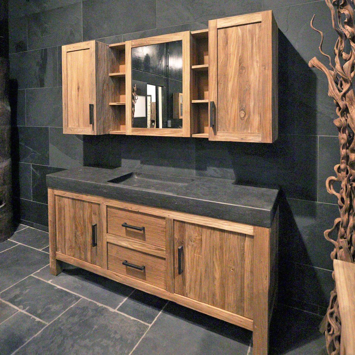 Schwarzes Badmöbel Set mit Waschtisch und Spiegelschrank aus Teakholz für modernes Badezimmer, von MADURA, natürliche Badgestaltung.