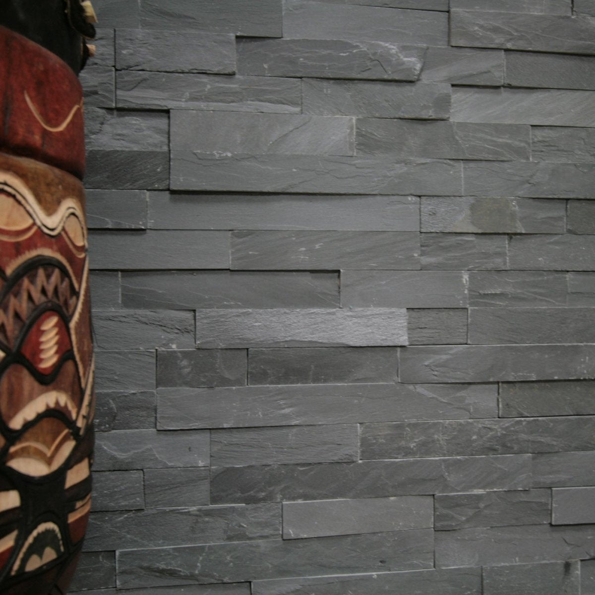 Naturstein Verblender aus Schiefer von GREY, dekorative Wandverkleidung mit natürlicher Textur und dunklem Farbton.