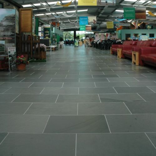 Muster von JADDISH Grey Slate Schieferfliesen mit grauem, natürlichen Schiefermuster, ideal für Boden- und Wandbeläge.