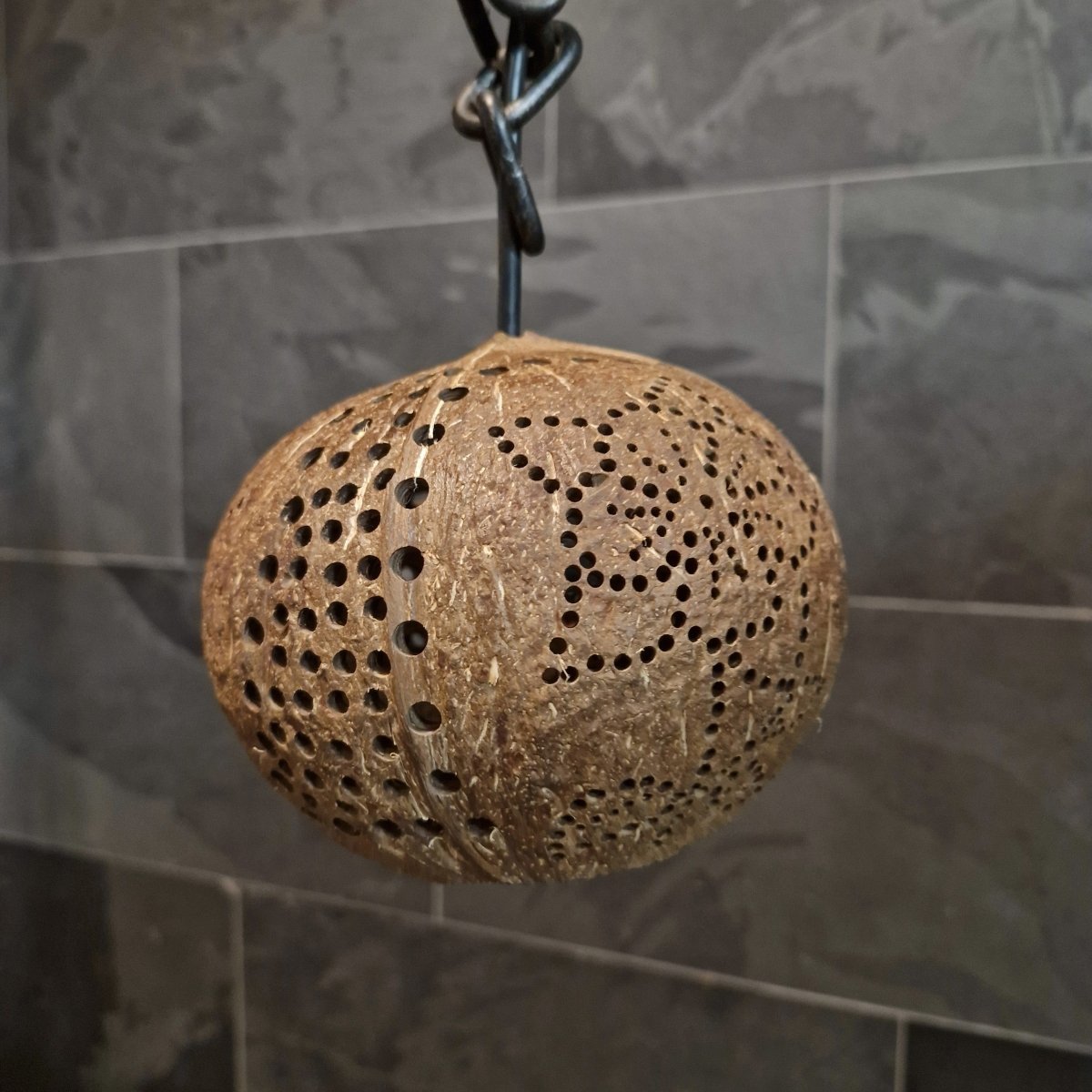 Hängelampe aus Kokosnuss für Badgestaltung, natürliche Beleuchtung, handgefertigt, dekorative Badlampe aus Kokosnuss.