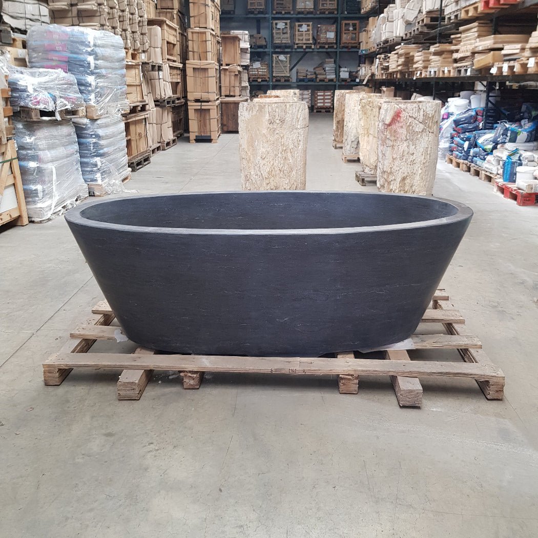 Freistehende Blaustein Badewanne von AQUA, moderne Badgestaltung mit eleganter Form und weißem Oberflächenfinish.