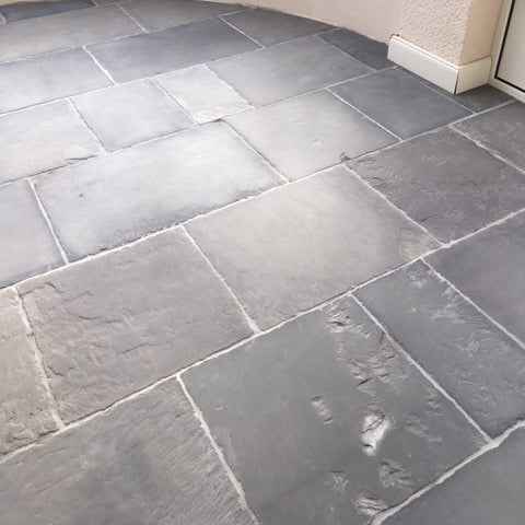 Sandsteinfliesen von CHATEU GRIS, natürliche Natursteinfliesen mit rustikaler Oberfläche und warmem Farbton, ideal für Boden und Wand.