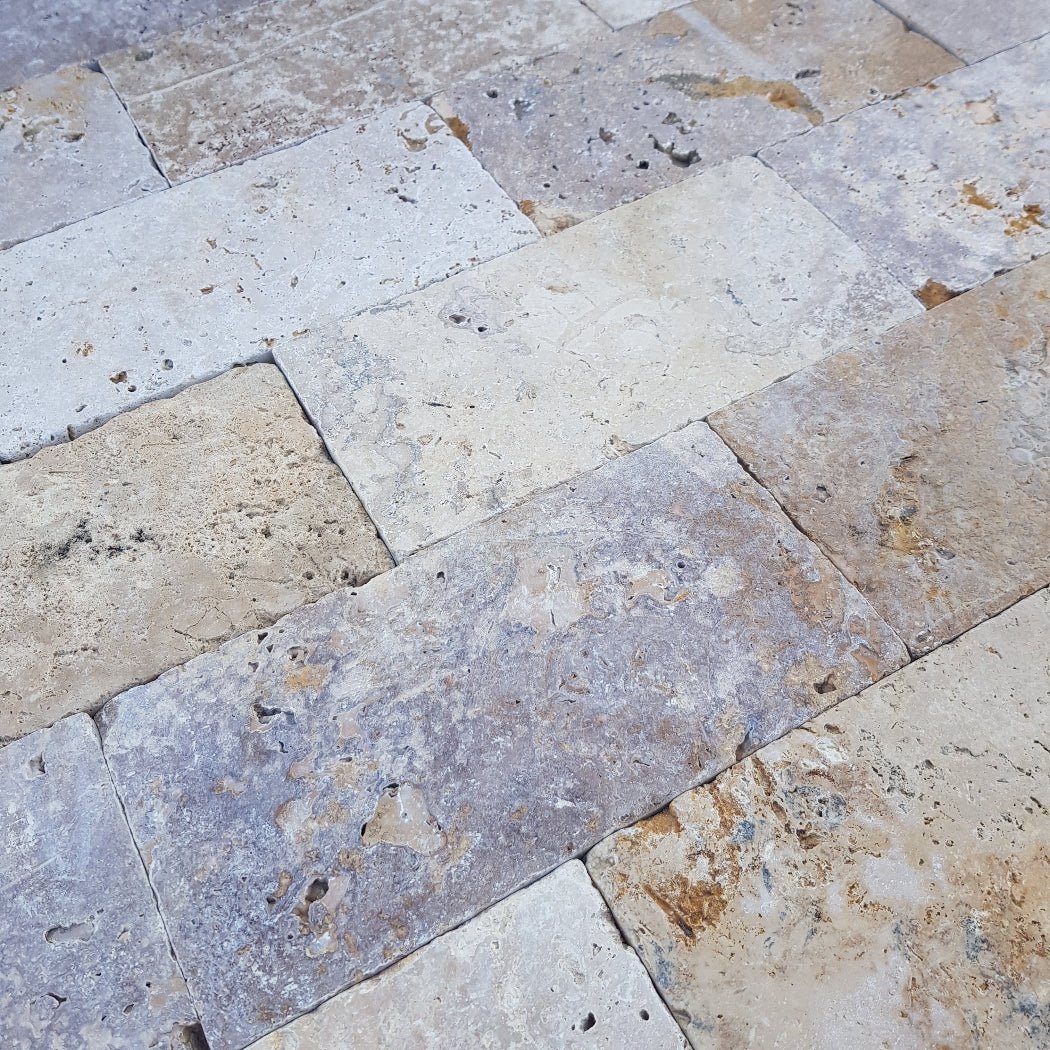 Dunkle Travertin-Terrassenplatten aus Naturstein, perfekt für elegante Außenbereiche, von TRAVERTIN DARK MIX.