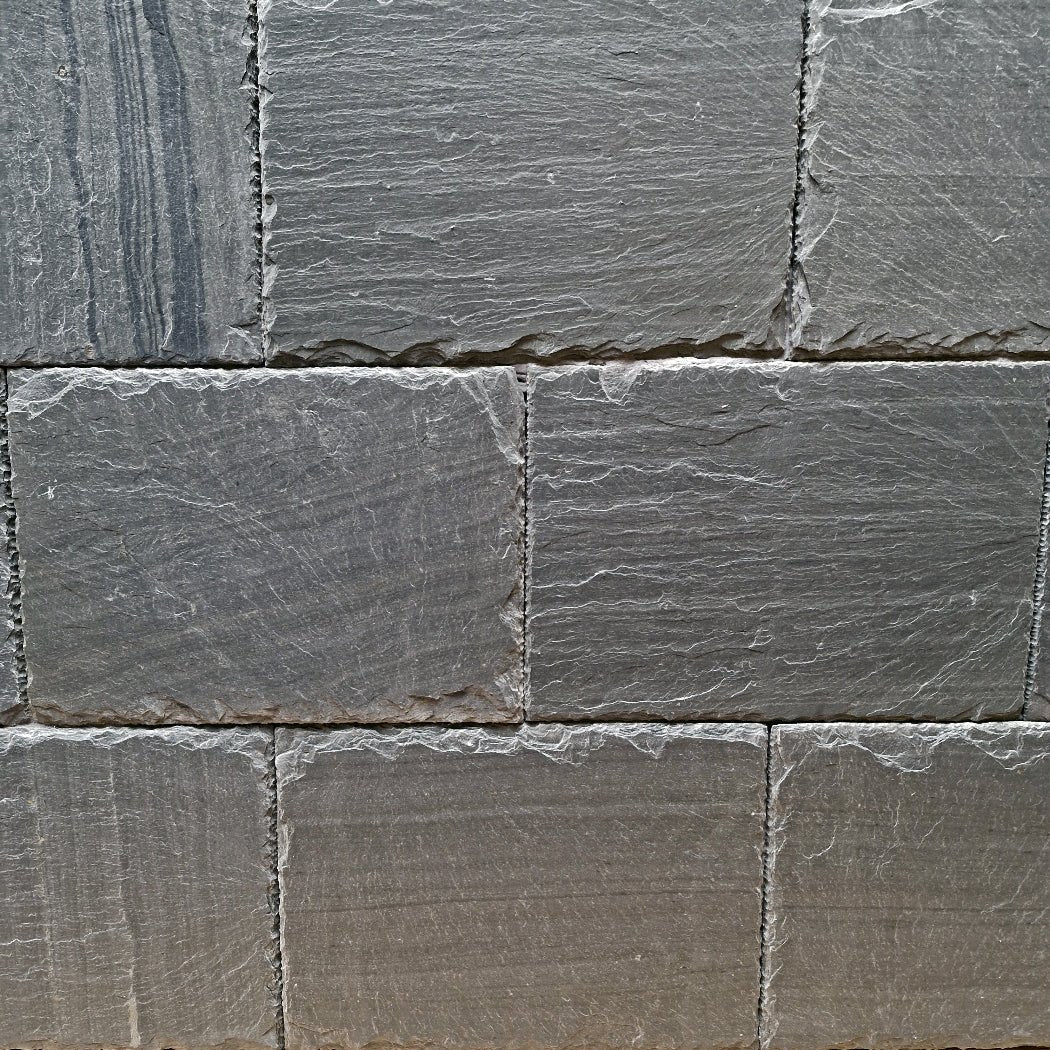 Wandverblender aus Schiefer mit gehämmertem Naturstein-Design von GREY, stilvoll für moderne Innenräume