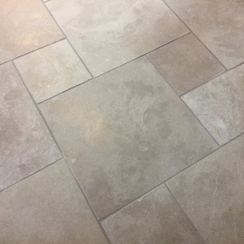 Natursteinfliesen Kalkstein Chateau Taupe Großer Römischer Verband - Muster | Kalksteinfliesen | CHATEAU TAUPE | Gespalten, gebürstet, geschliffen - ca. 20 x 20 cm - Muster | Afrika Naturstein