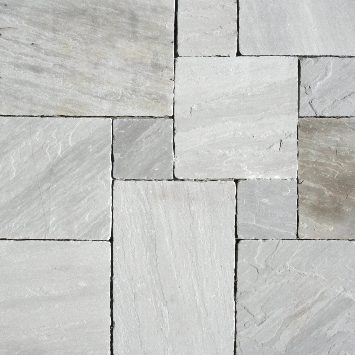 Muster Terrassenplatten aus Sandstein Grau von Muster, zeigt die strukturierte Oberfläche und das natürliche Farbdesign.