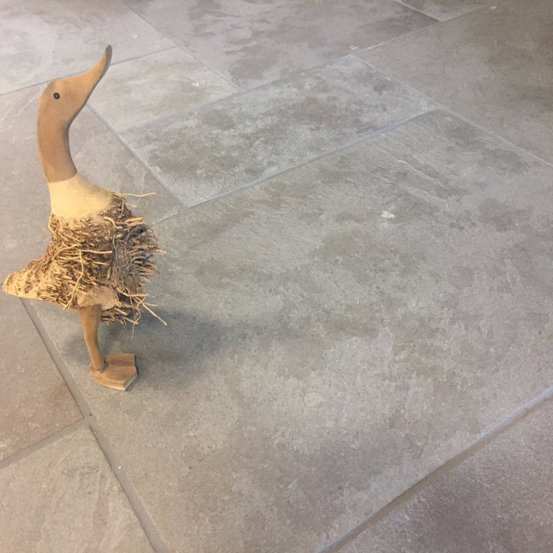 Wand - und Bodenfliesen Kalkstein Chateau Taupe Schlossboden - Muster | Kalksteinfliesen | CHATEAU TAUPE | Gespalten, gebürstet, geschliffen - ca. 20 x 20 cm - Muster | Afrika Naturstein