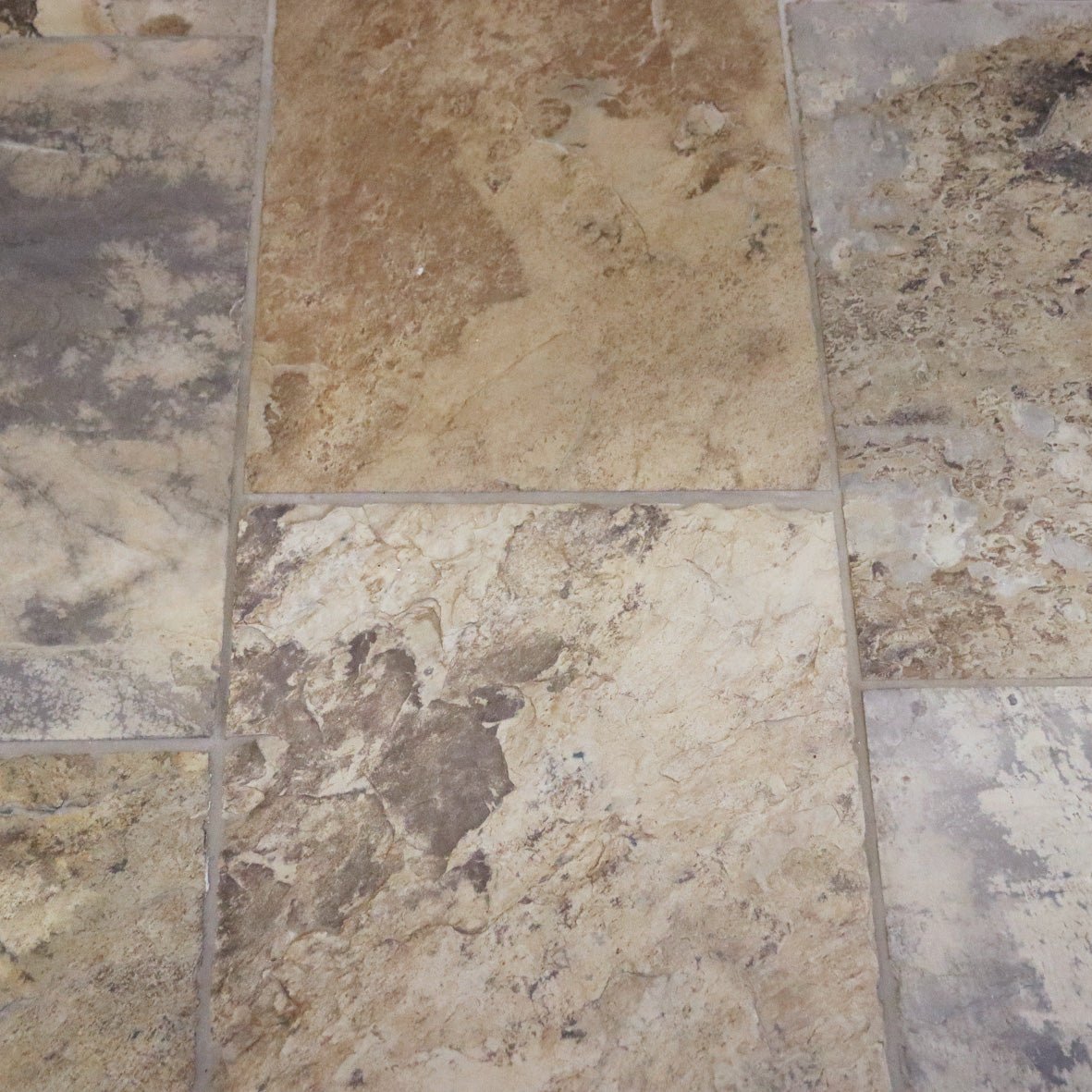 Natürliche Schieferfliesen von ANTIQUE WHITE, robuste Natursteinfliesen für Wand und Boden, dunkle, strukturierte Oberfläche.