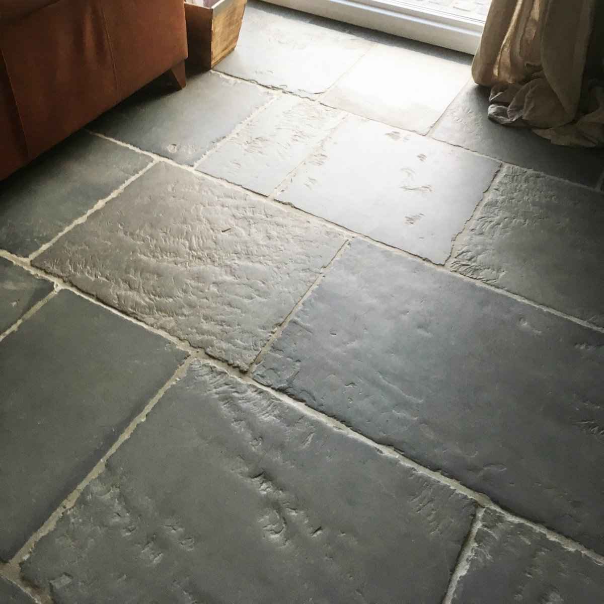 Sandsteinfliesen von CHATEU GRIS, natürliche Natursteinfliesen mit rustikaler Oberfläche und warmen Sandtonfarben.