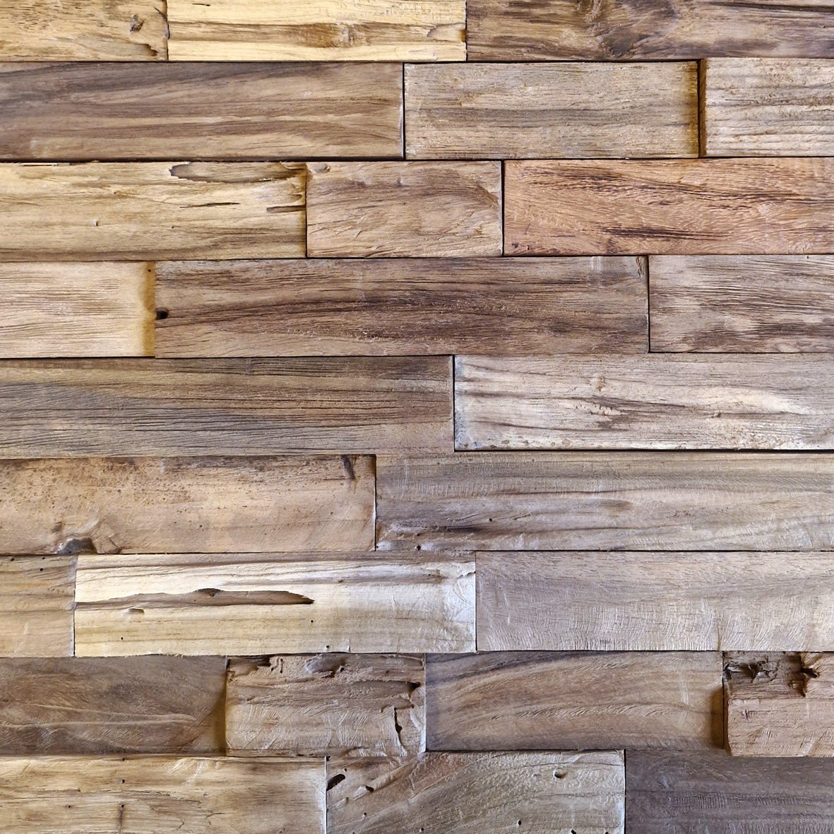 Holzverblender aus Teakholz von RUS 4, natürliche Oberfläche, ideal für Innen- und Außenbereiche.