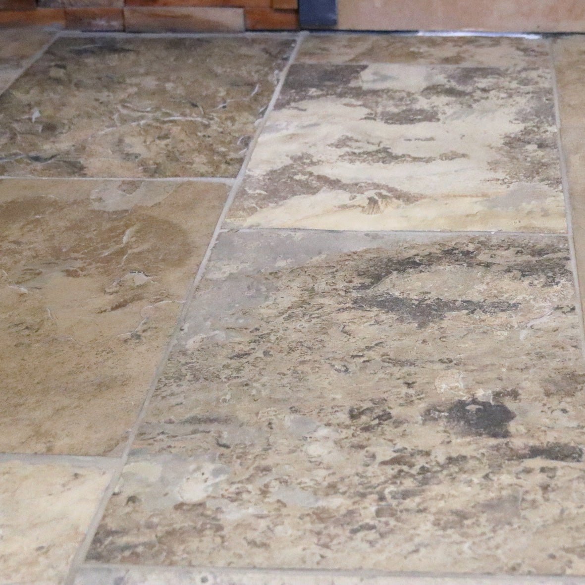 Natürliche Schieferfliesen von ANTIQUE WHITE, robuste Natursteinfliesen für Boden oder Wandgestaltung, dunkle, strukturierte Oberfläche.
