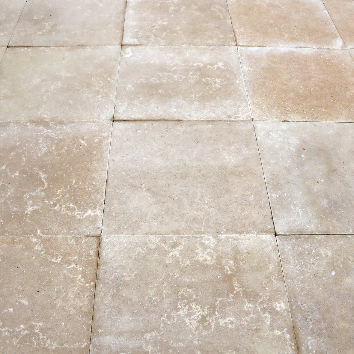 Musterhafte Kalkstein-Terrassenplatten SINAI PEARL mit gleichmäßiger Oberfläche und naturbelassenem Look, ideal für Außenbereiche