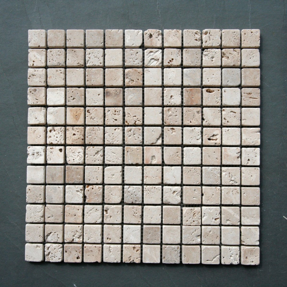 Naturstein Mosaikfliesen aus Travertin Light Medium, 2,2 x 2,2 cm, detailreiche Oberfläche, ideal für Wand- und Bodenbeläge