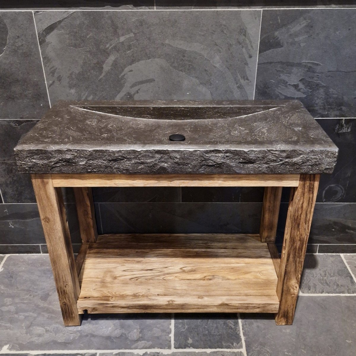 Badezimmermöbel mit Waschtisch aus Teak, grob gebürstet, von Denpasar, inklusive Untertisch für die Badgestaltung.