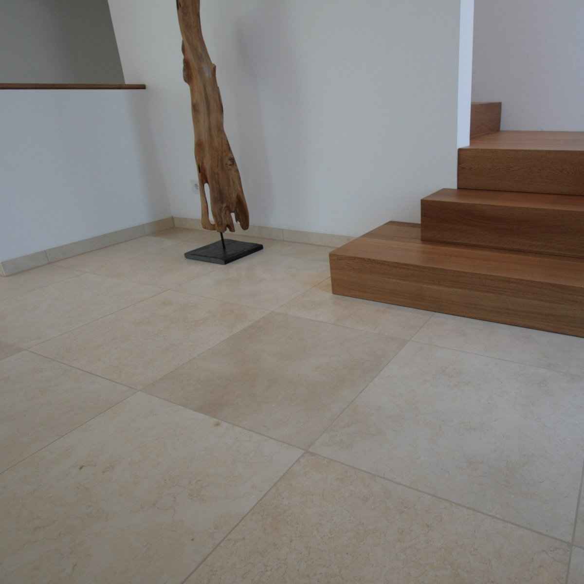 Gebürstete Kalksteinfliesen von JERUSALEM DESERT, Naturstein, detailreiche Oberfläche, ideal für Boden- und Wandbeläge