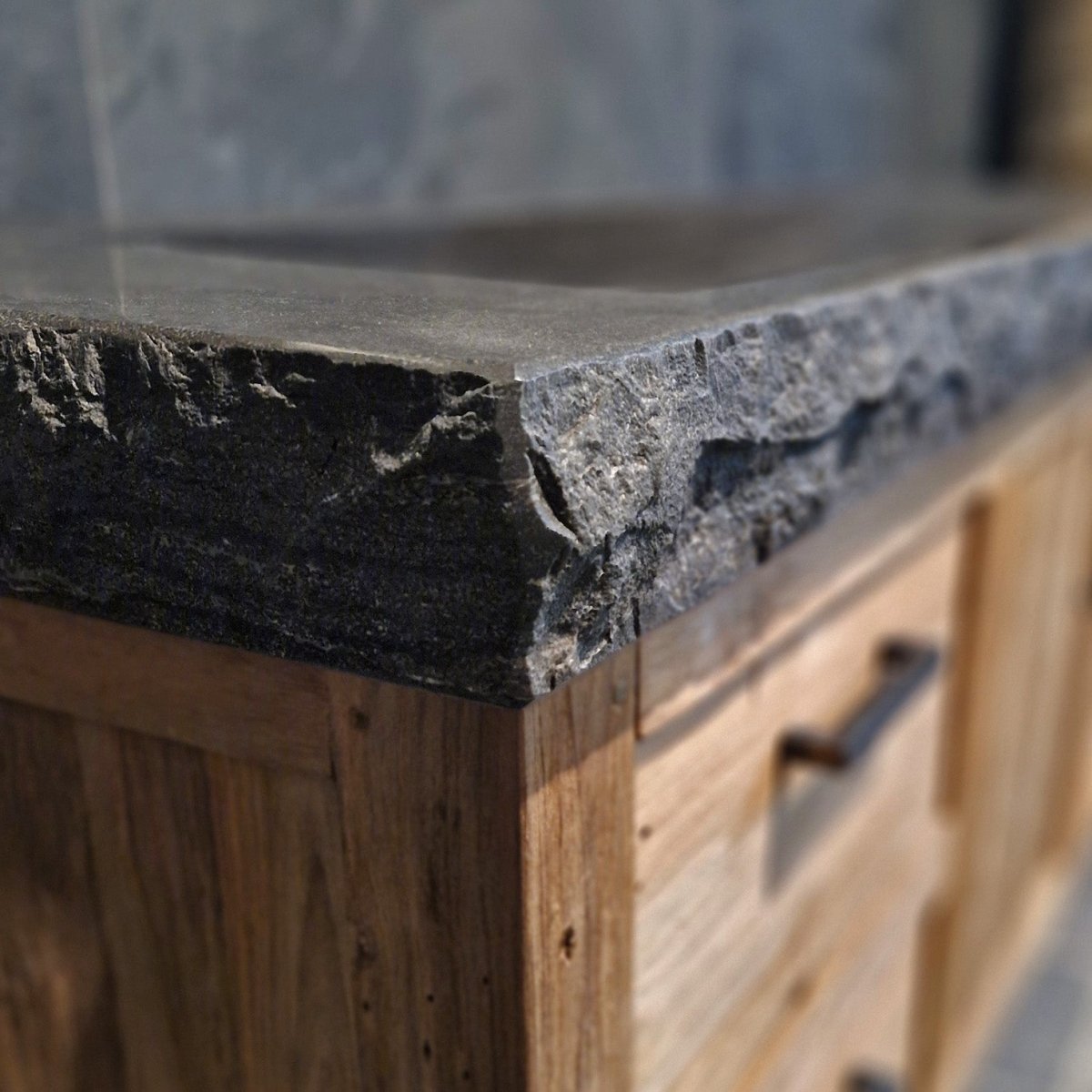 Unterschrank mit Waschtisch im rauen Naturlook aus recyceltem Holz, Badgestaltung von BINTAN, modernes Badezimmermöbel