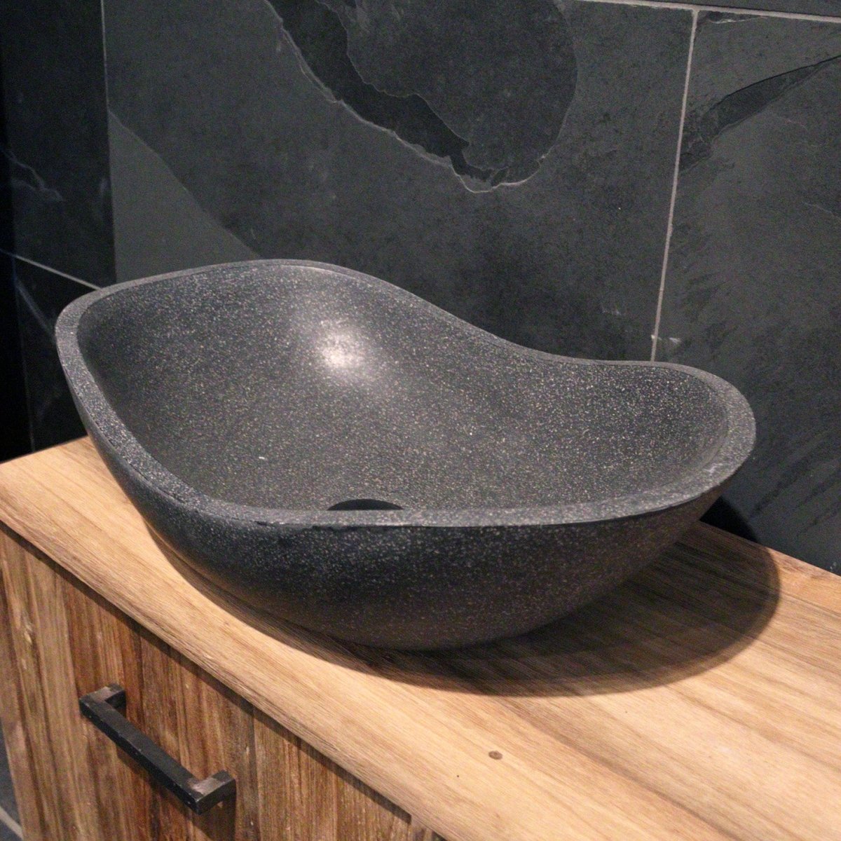 Schwarz lackiertes Aufsatzwaschbecken aus Terrazzo und Mineralguss, 60x40x18 cm, für moderne Badgestaltung.