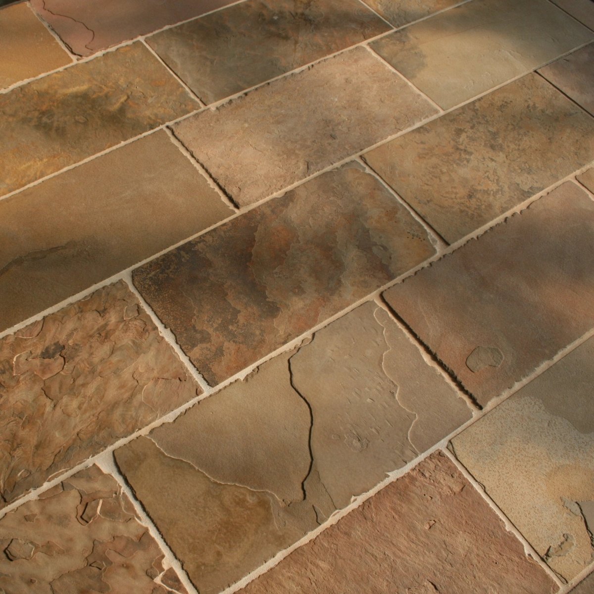 Schieferfliesen von Rosa Stone, Natursteinfliesen in dunkler, strukturierter Oberfläche für Boden und Wandgestaltung