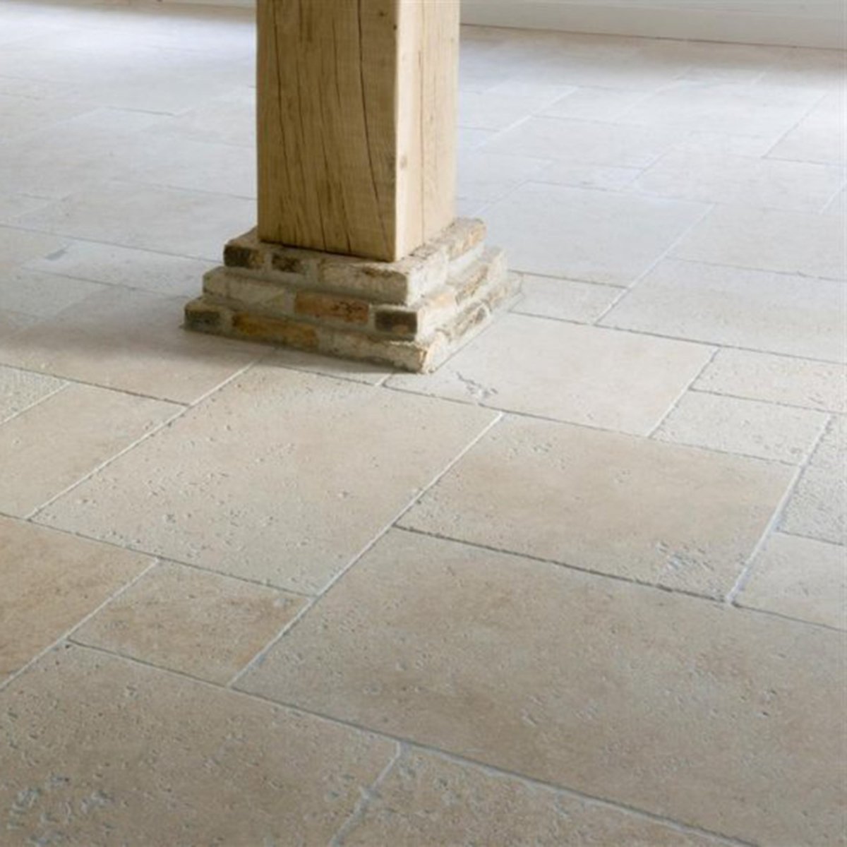 Getrommelte Travertin Fliesen von TRAVERTIN LIGHT, natursteinartige Bodenfliesen mit rustikalem Look, ideal für stilvolle Räume.