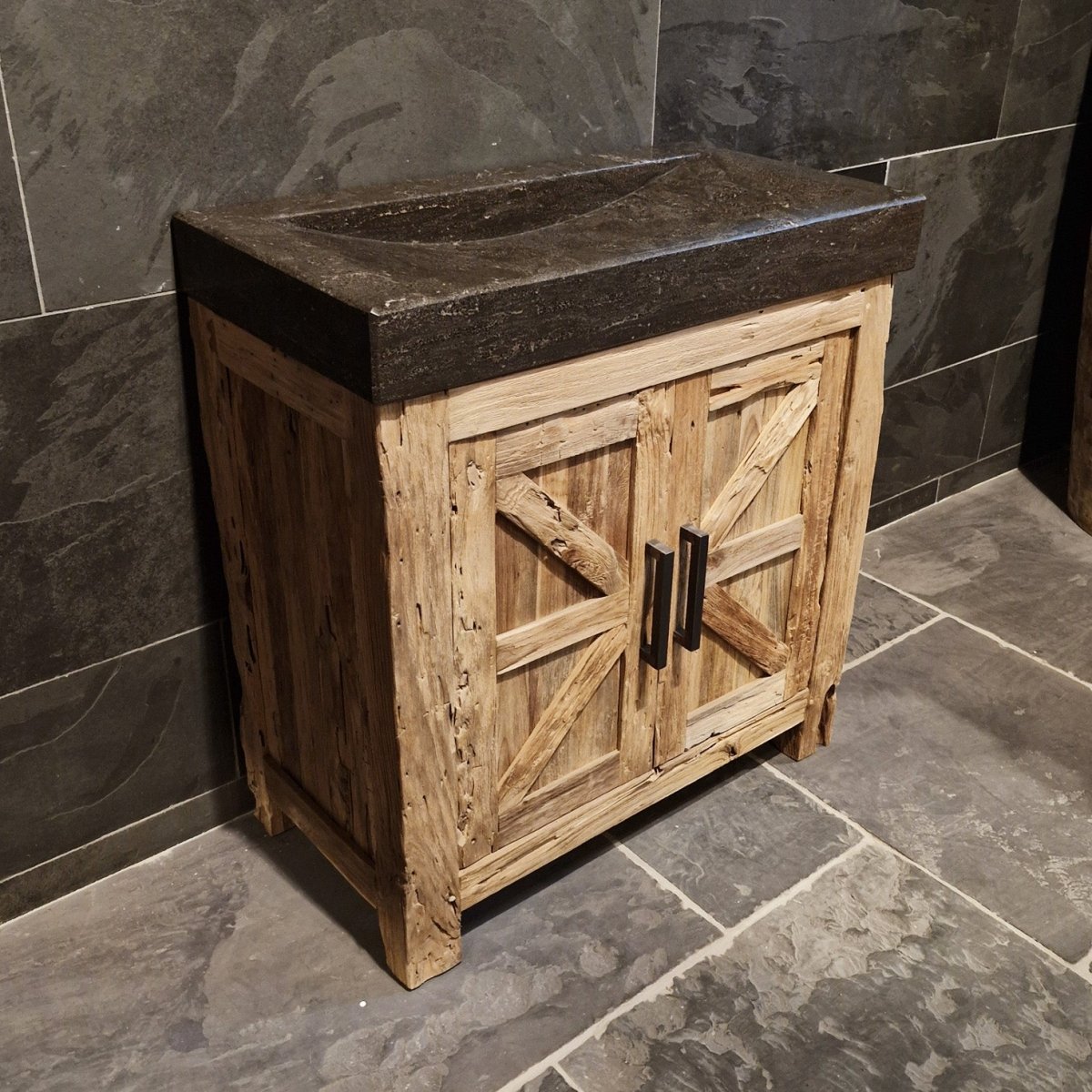 Lombok Unterschrank aus Teakholz mit Waschtisch, schlichtes Naturdesign für modernes Badezimmer, sichtbare Holzmaserung und Waschbecken.