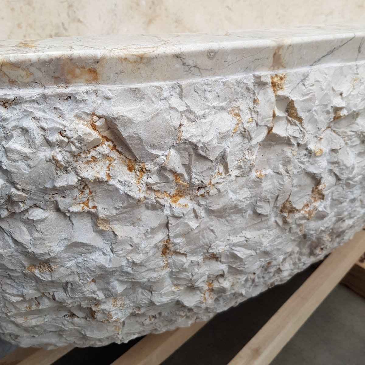 Freistehende Badewanne aus beige Marmor von WAVE, elegantes Badgestaltungselement für modernes Badezimmer